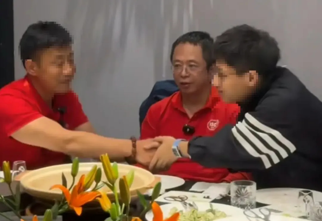 拍卖会后的聚餐，吃出了中年油腻男社交失败的闹剧