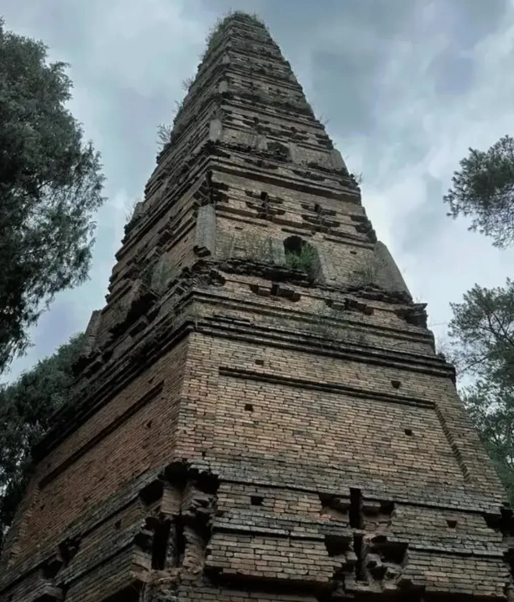 这座石塔历经1400多年，虽已破旧不堪，但依然屹立在天台山下