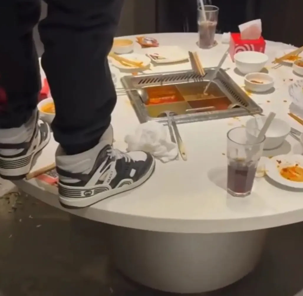 半年前上海有两个17岁的宰种吃完海底捞后，向锅里尿尿